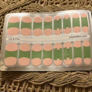 Lily & Fox 🦊 nail wraps.